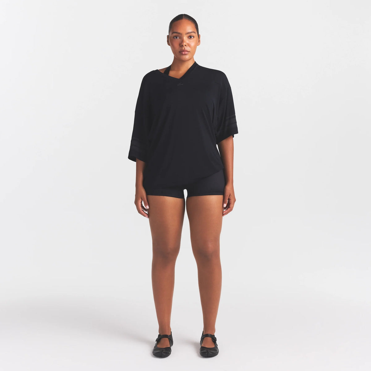 NikeSKIMS STRETCH KNIT OVERSIZED V-NECK TOP | OBSIDIAN ON A MODEL FRONT VIEW @ | FOCUS: 0.0, 1.0, 0.9