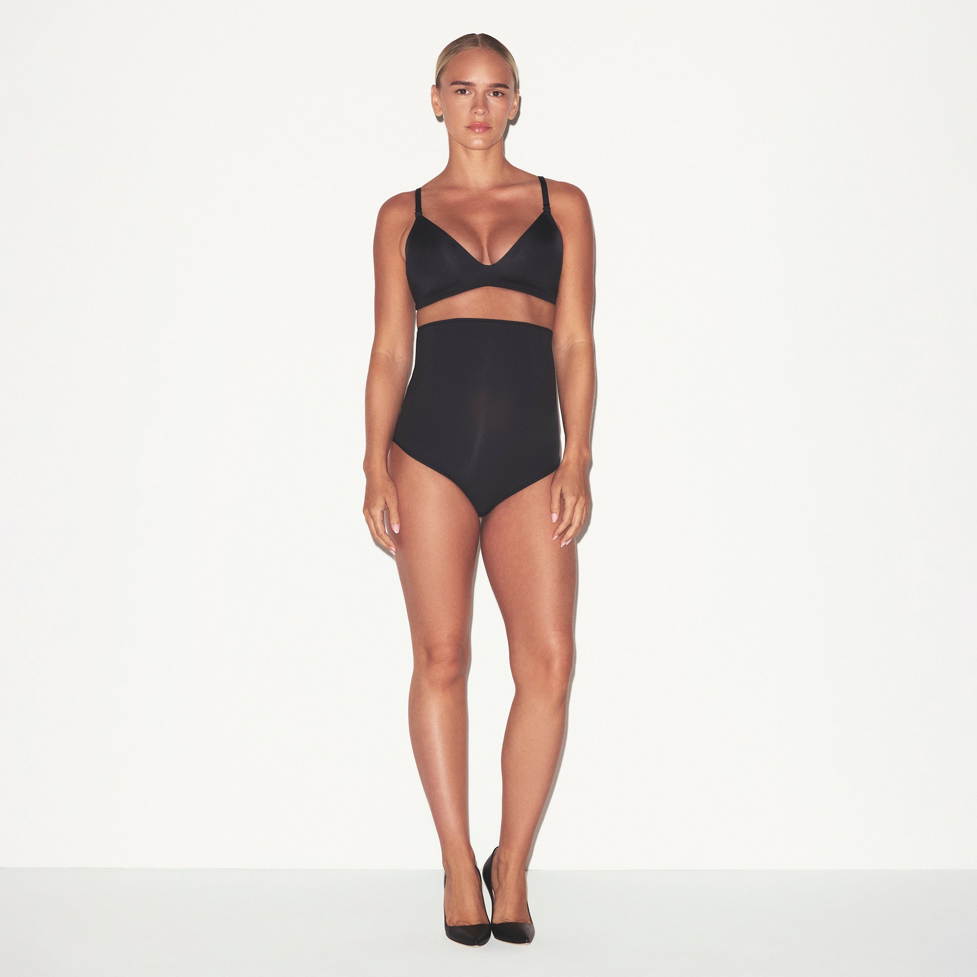 WIRELESS FORM MATERNITY NURSING BRA | ONYX ON A MODEL FRONT VIEW @ | FOCUS: 0.0, 1.0, 0.9