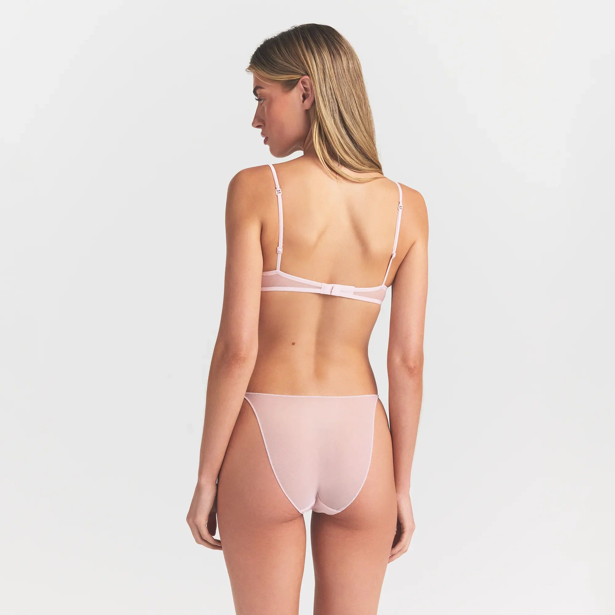 INVISIBLE PLUNGE BRA | BARELY PINK ON A MODEL BACK VIEW @ | FOCUS: 0.0, 1.0, 0.9