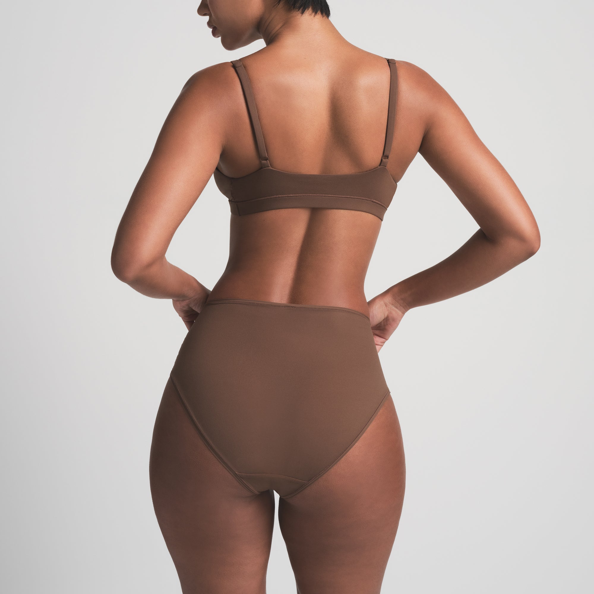 FITS EVERYBODY FULL BRIEF | JASPER ON A MODEL BACK VIEW | FOCUS: 0.0, 1.0, 0.9