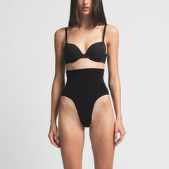 SEAMLESS SCULPT MID WAIST BRIEF | ONYX ON A MODEL FRONT VIEW | FOCUS: 0.0, 1.0, 0.9