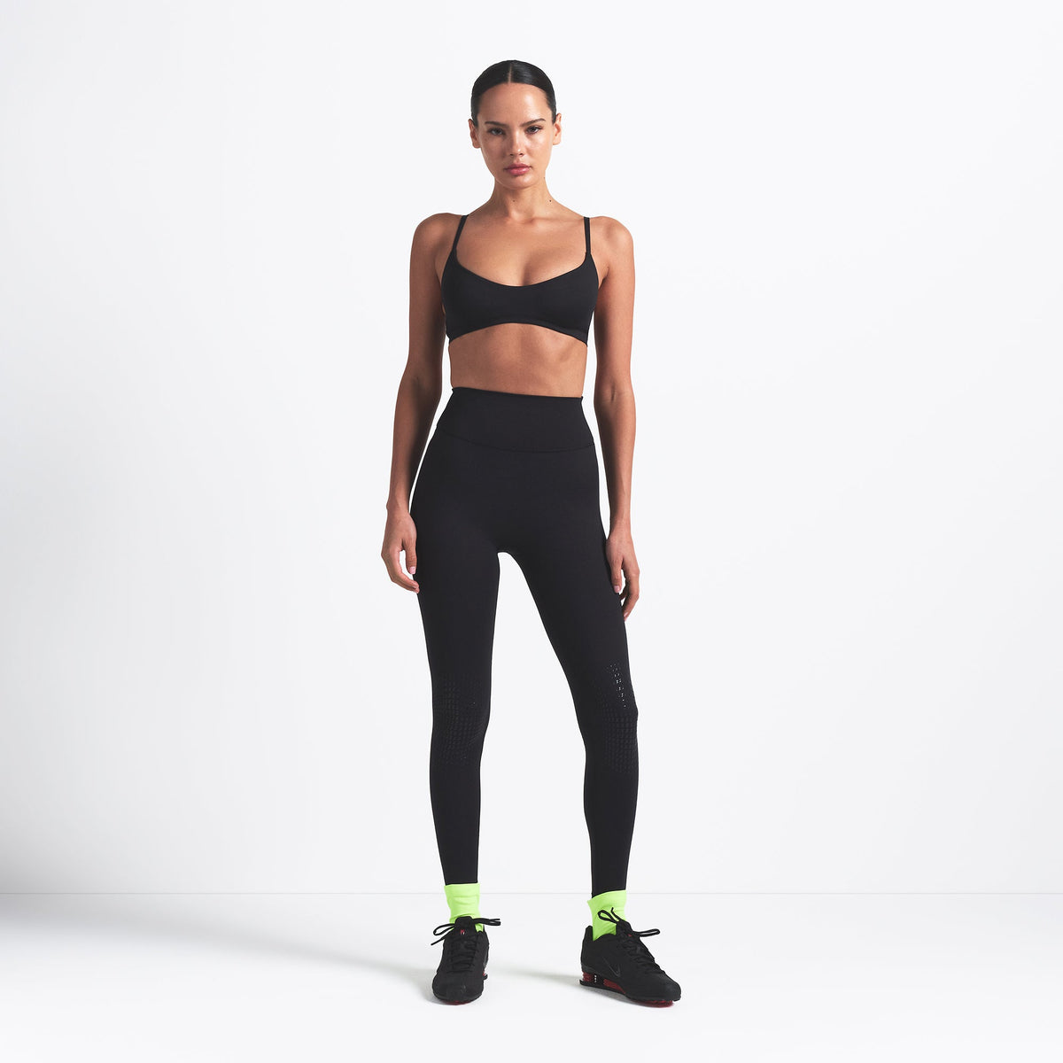 NikeSKIMS MATTE KNEE GRIP 26" LEGGING | OBSIDIAN ON A MODEL FRONT VIEW @ | FOCUS: 0.9, 0.1, 0.7