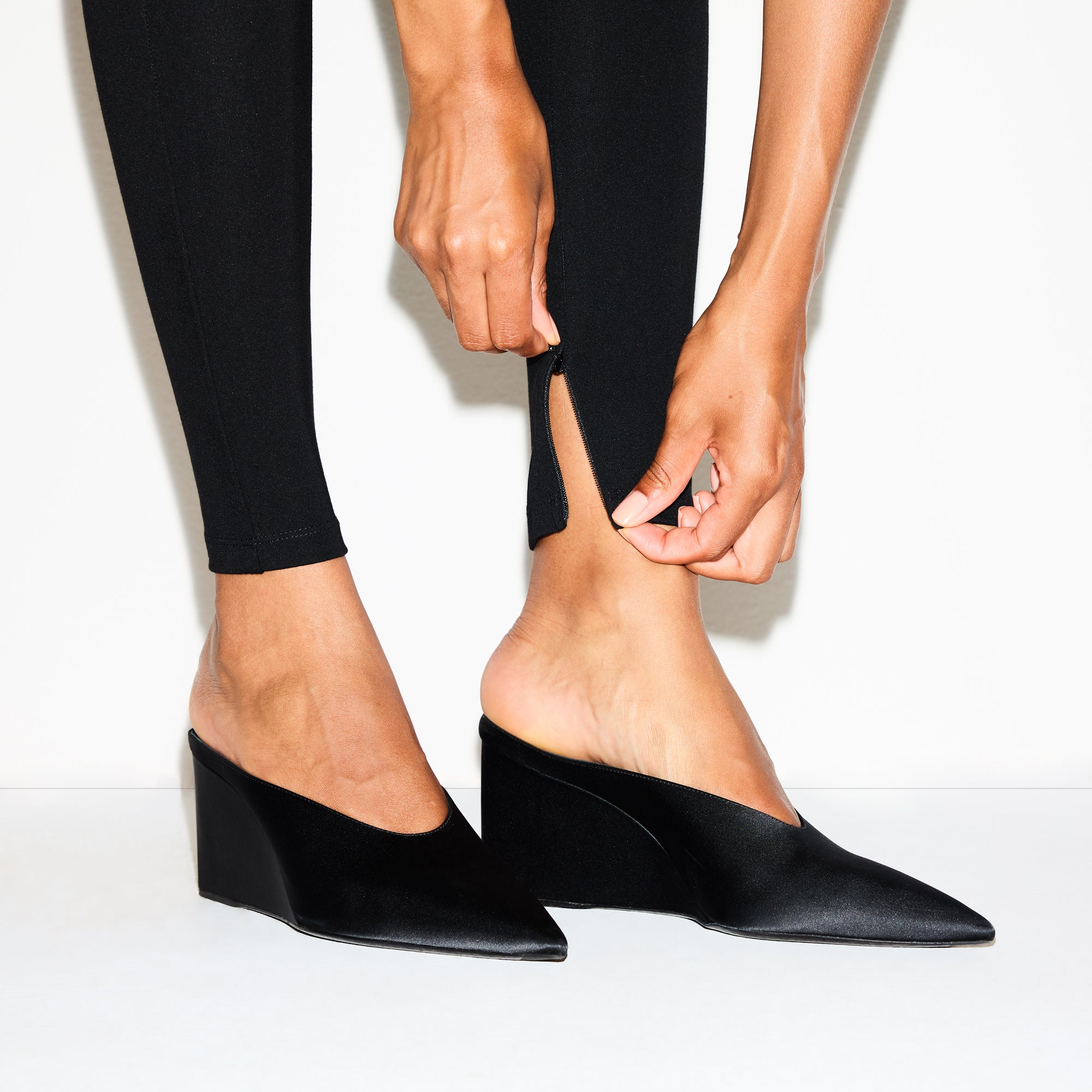THE ESSENTIAL COLLECTION HIGH-WAISTED LEGGING | OBSIDIAN ON A MODEL SIDE VIEW @ | FOCUS: 0.0, 1.0, 0.9