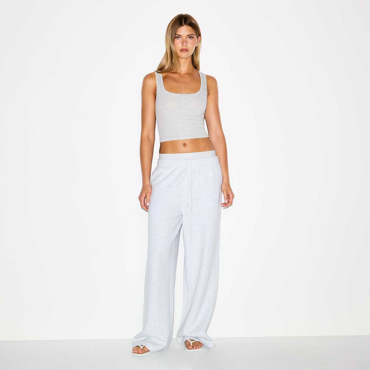 COTTON FLEECE NEW OVERSIZED DOUBLE WAISTBAND PANT | LIGHT HEATHER GREY ON A MODEL FRONT VIEW @ | FOCUS: 0.0, 1.0, 0.9