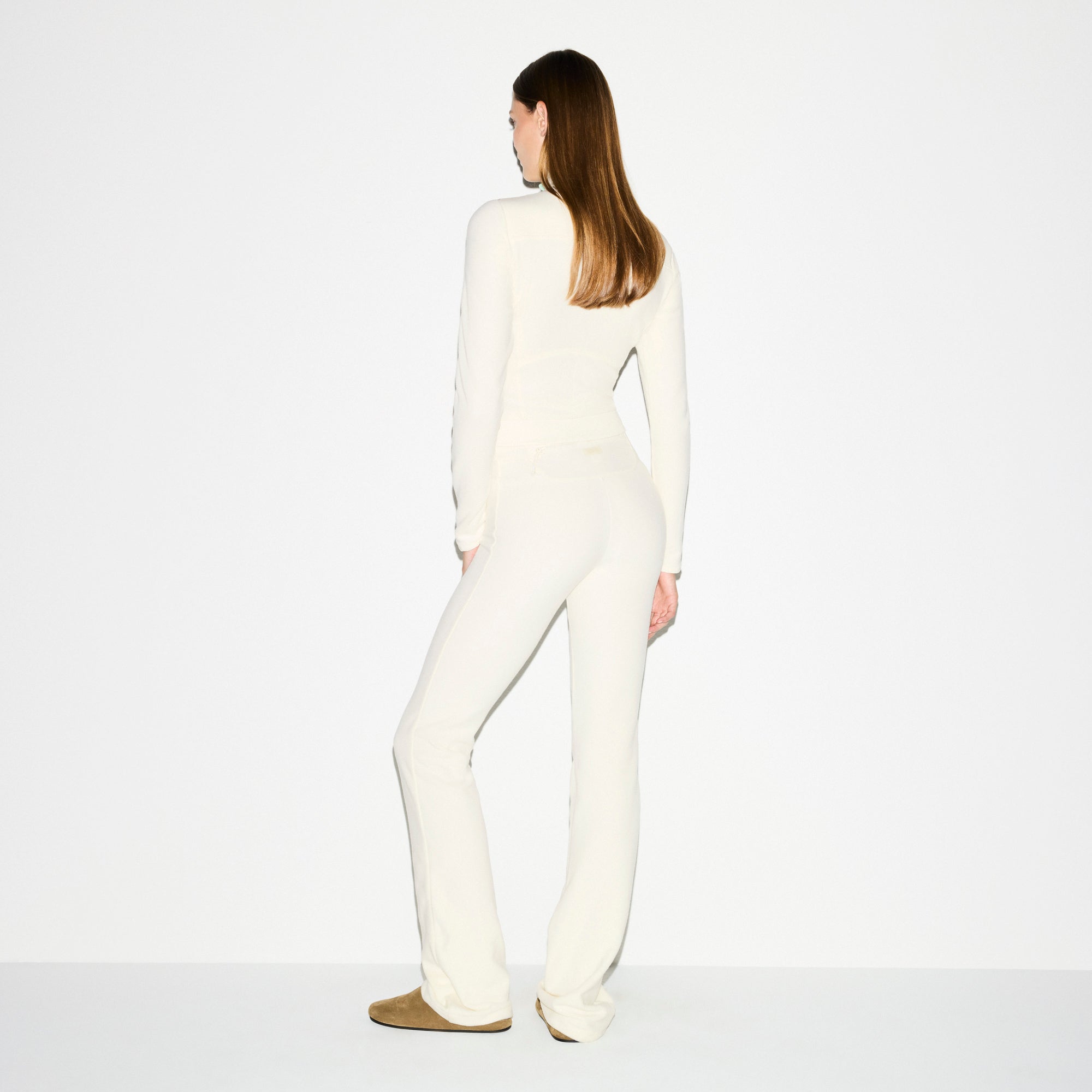 OUTDOOR FLEECE PANT | ECRU ON A MODEL SIDE VIEW @ | FOCUS: 0.0, 1.0, 0.9