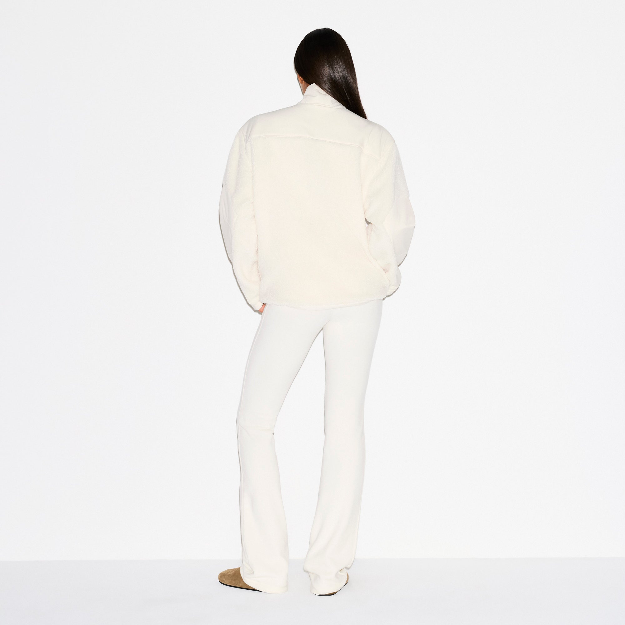 OUTDOOR FLEECE PANT | ECRU ON A MODEL SIDE VIEW @ | FOCUS: 0.0, 1.0, 0.9