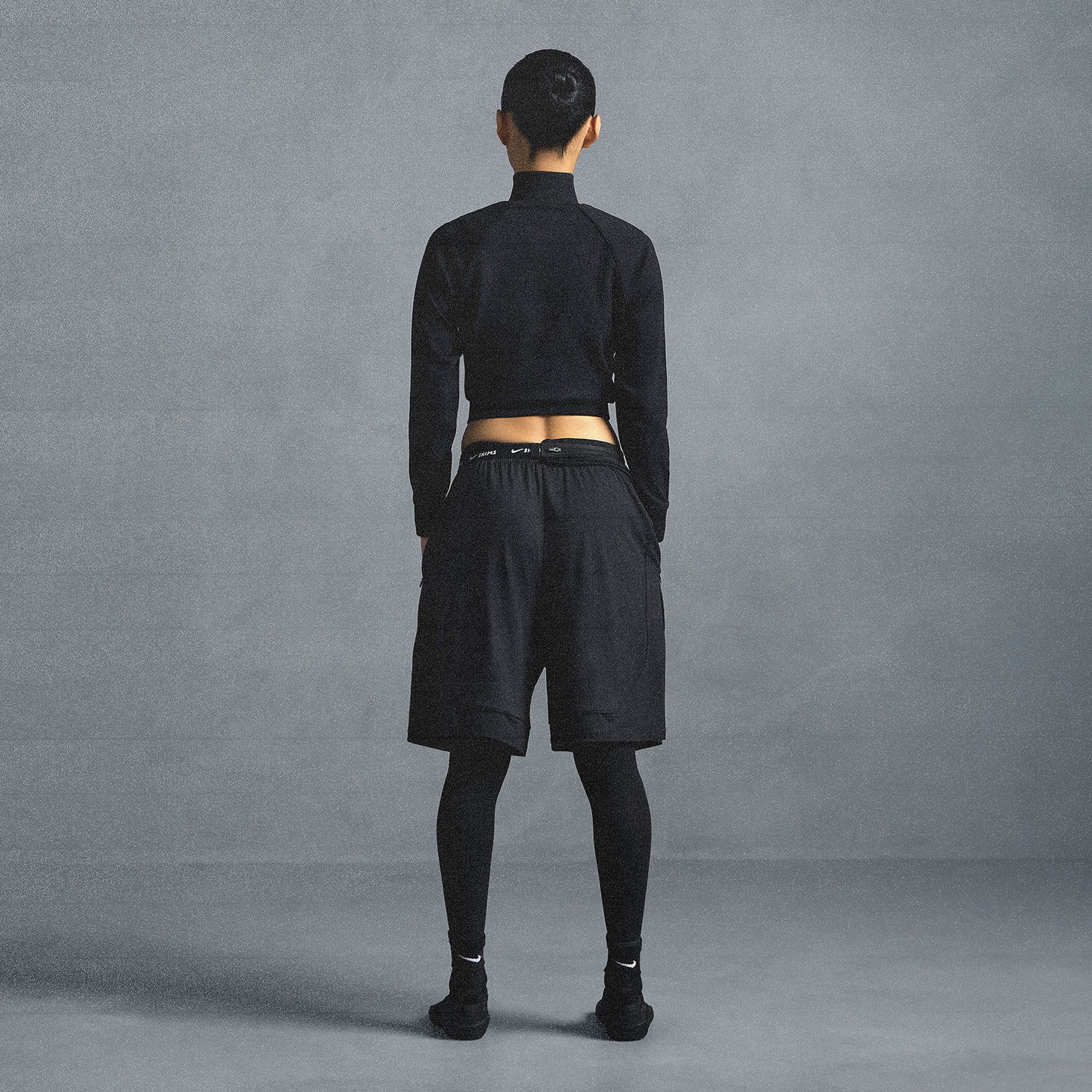 NikeSKIMS AIRY RELAXED SHORT | OBSIDIAN ON A MODEL SIDE VIEW @ | FOCUS: 0.0, 1.0, 0.9