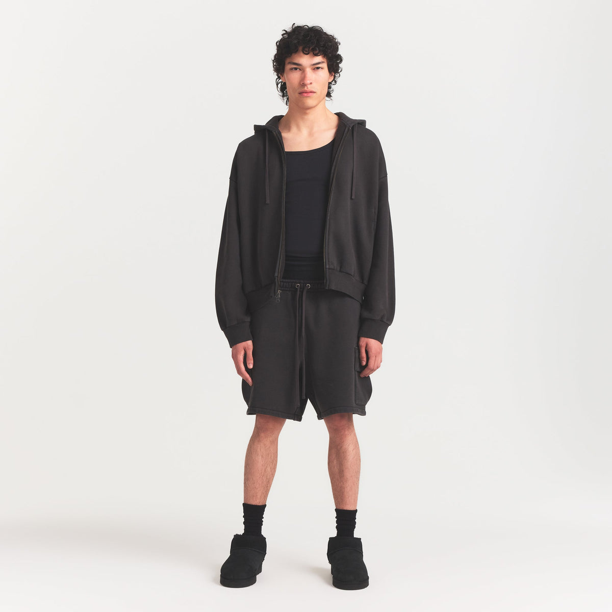 HEAVYWEIGHT FLEECE MENS CARGO SHORT | WASHED ONYX ON A MODEL FRONT VIEW @ | FOCUS: 0.0, 1.0, 0.9