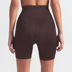 NikeSKIMS SHINE BONDED WAIST 5" BIKER SHORT | PHOENIX ON A MODEL SIDE VIEW