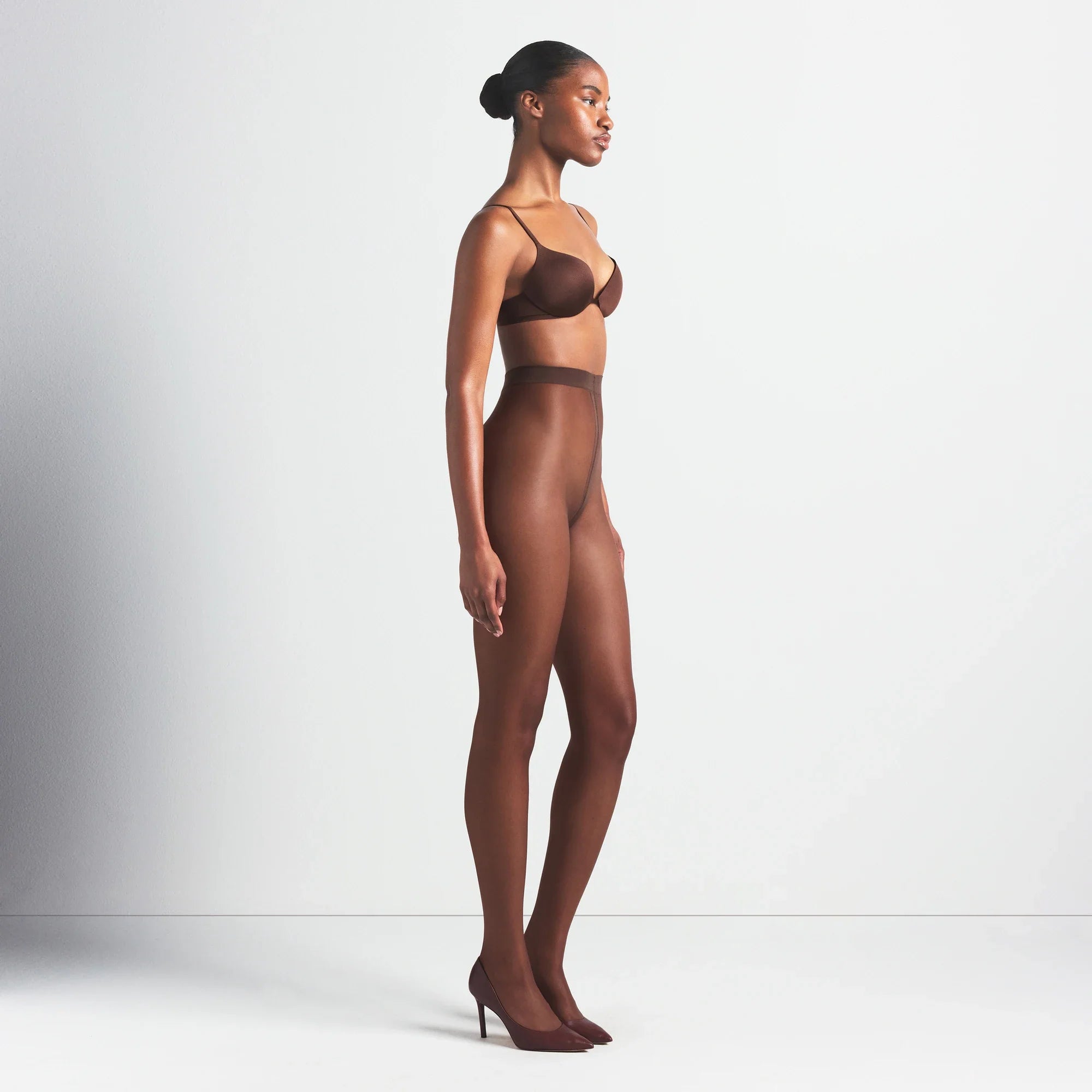 HOSIERY SHEER TIGHT | ESPRESSO ON A MODEL FRONT VIEW @ | FOCUS: 0.0, 1.0, 0.9
