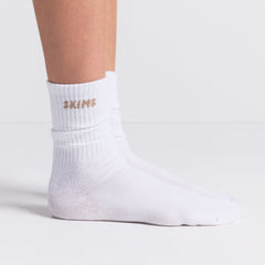 RIBBED CREW SOCK 3-PACK | SNOW LOGO MULTI ON A MODEL SIDE VIEW @ | FOCUS: 0.0, 1.0, 0.9