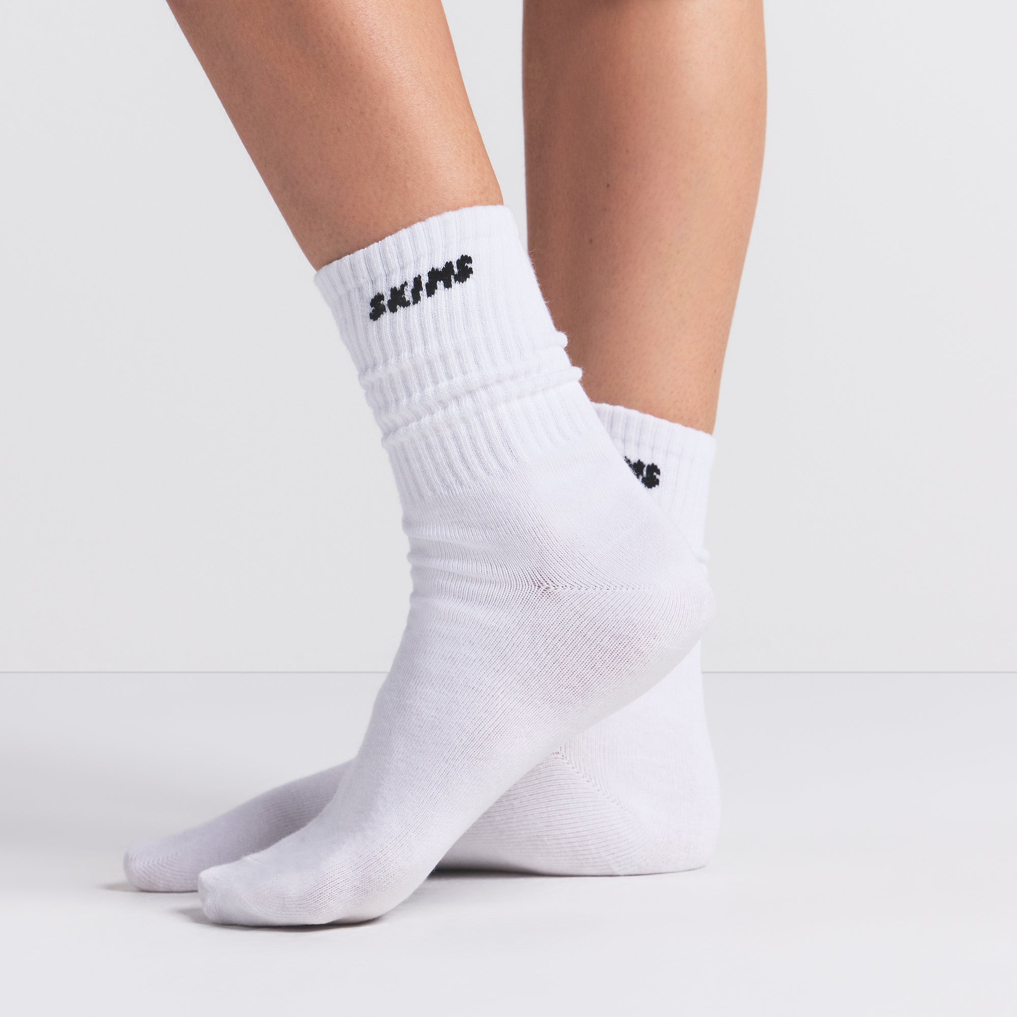 RIBBED CREW SOCK 3-PACK | SNOW LOGO MULTI ON A MODEL SIDE VIEW @ | FOCUS: 0.0, 1.0, 0.9