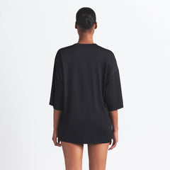 NikeSKIMS AIRY V-NECK OVERSIZED TOP | OBSIDIAN ON A MODEL SIDE VIEW @ | FOCUS: 0.9, 0.1, 0.7