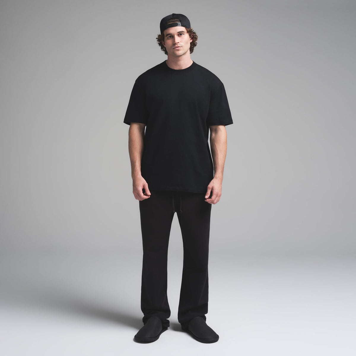 HEAVYWEIGHT COTTON MENS RELAXED T-SHIRT | OBSIDIAN ON A MODEL FRONT VIEW | FOCUS: 0.0, 1.0, 0.9