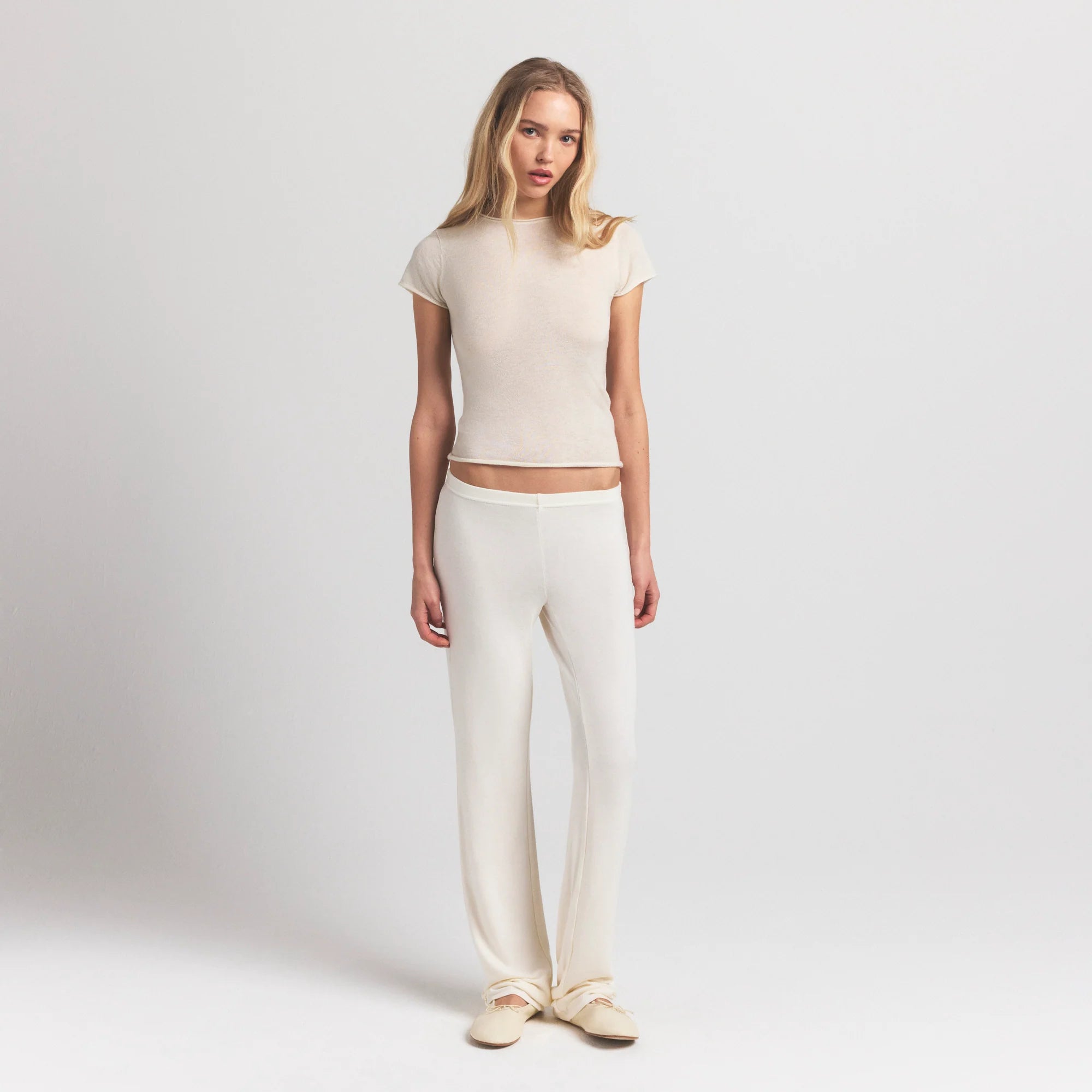 FEATHERWEIGHT CASHMERE TEE | EGRET ON A MODEL FRONT VIEW S | FOCUS: 0.0, 1.0, 0.9