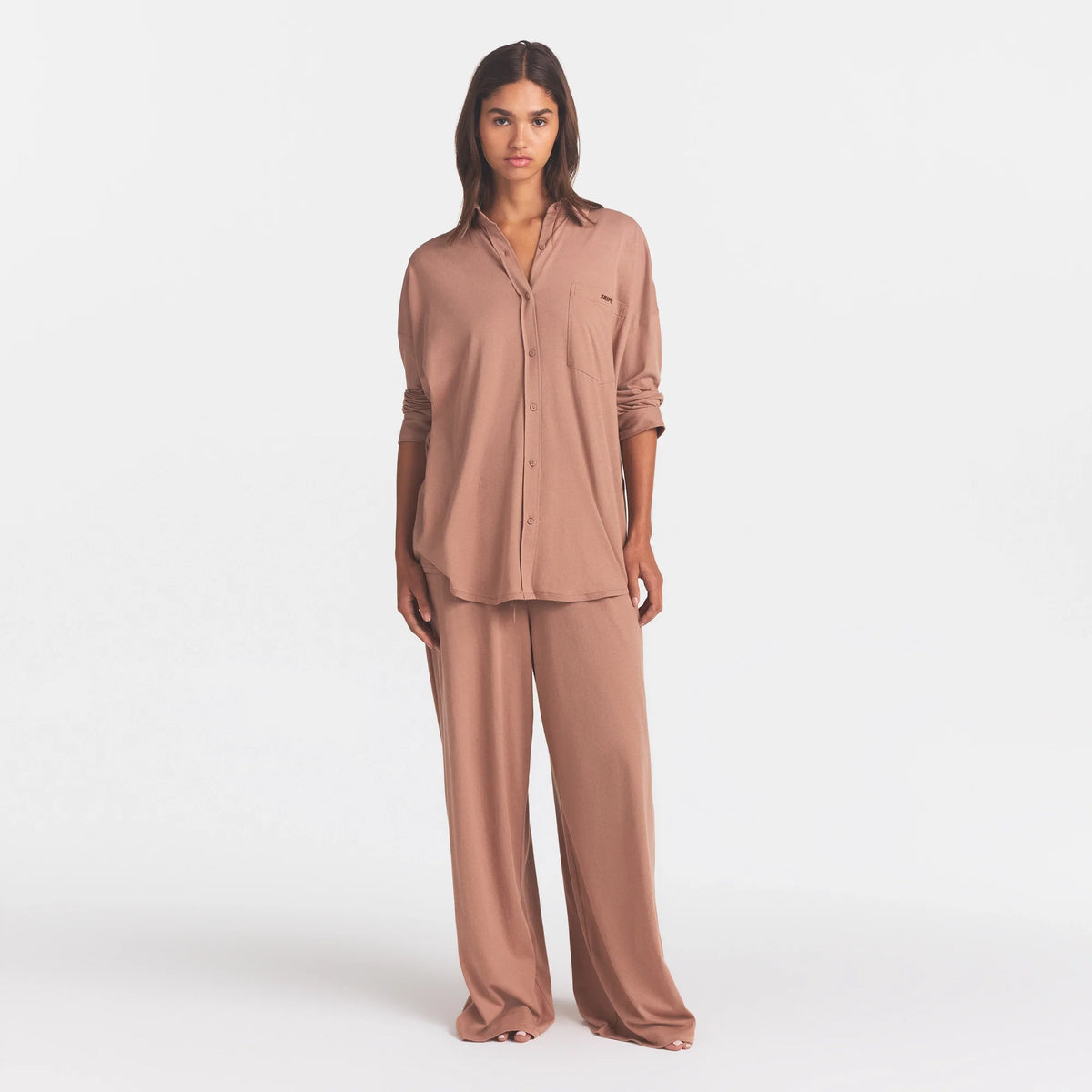 ORGANIC COTTON SLEEP LONG SLEEVE SET | SIENNA ON A MODEL FRONT VIEW @ | FOCUS: 0.0, 1.0, 0.9
