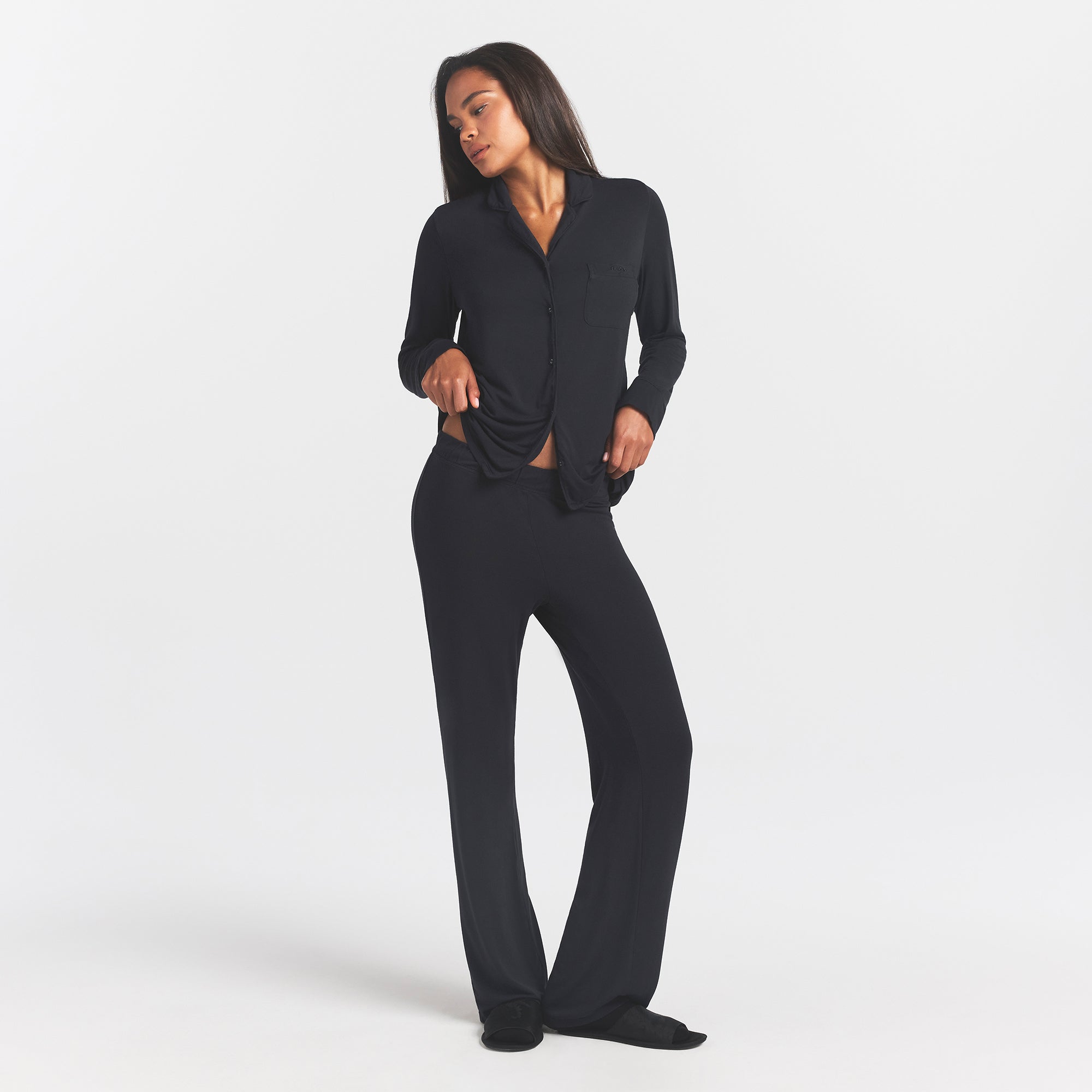 SKIMS SLEEP LONG SLEEVE BUTTON UP SET | ONYX ON A MODEL FRONT VIEW @ | FOCUS: 0.0, 1.0, 0.9