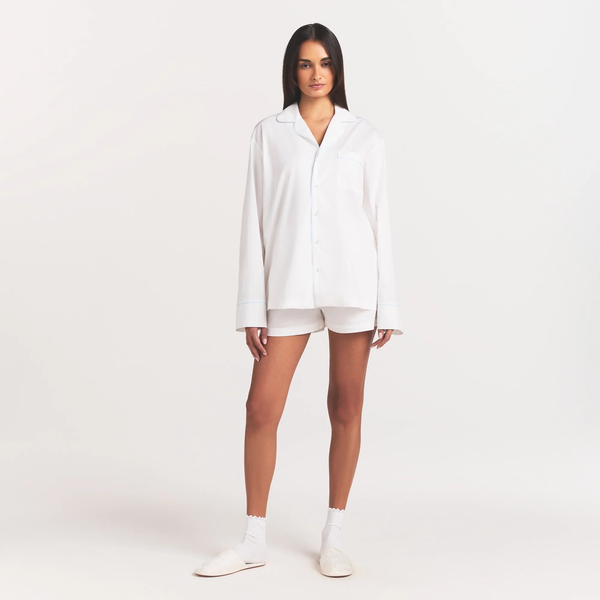 COTTON POPLIN SLEEP LONG SLEEVE AND BOXER SET | SNOW CONTRAST ON A MODEL FRONT VIEW @ | FOCUS: 0.0, 1.0, 0.9