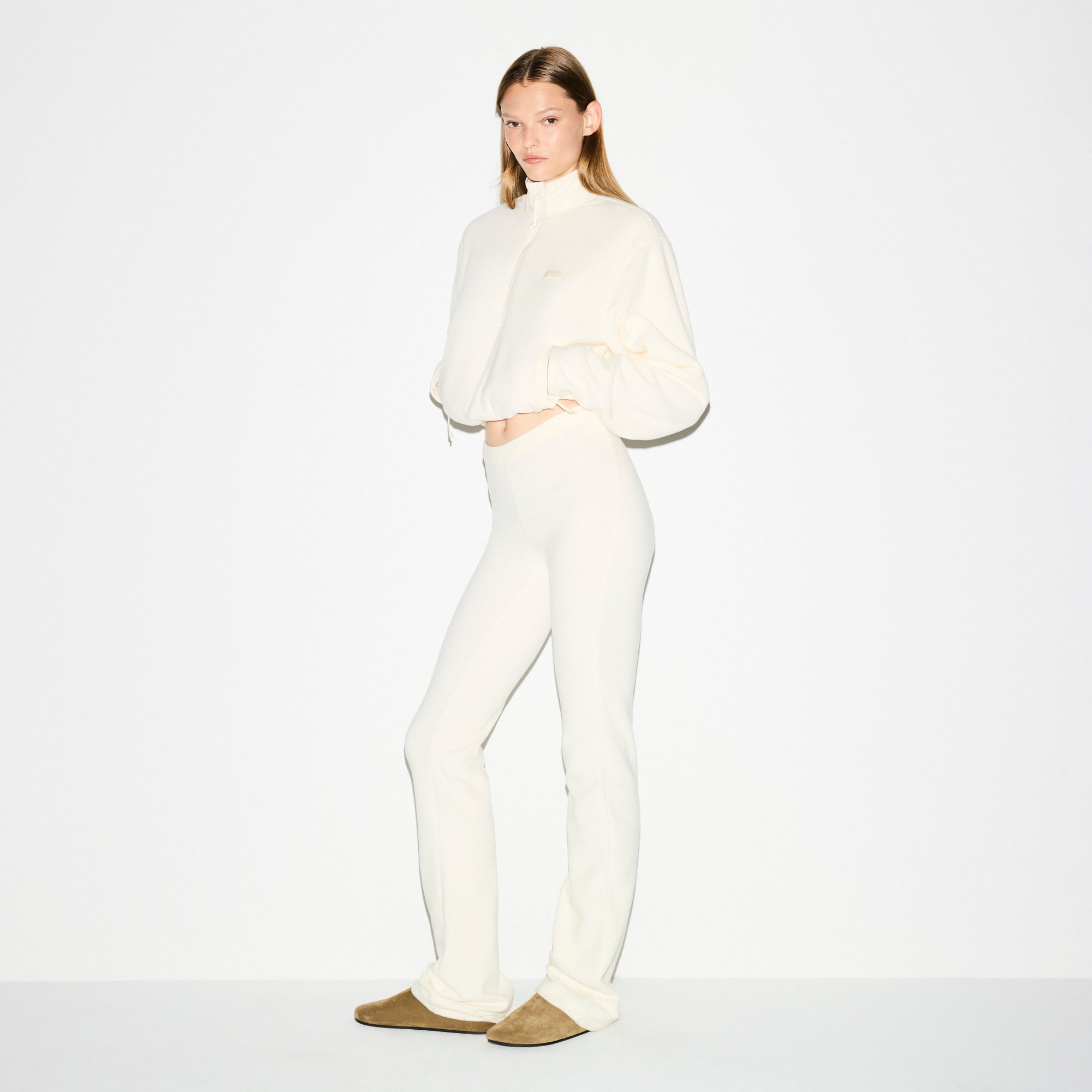 OUTDOOR FLEECE HALF ZIP | ECRU ON A MODEL FRONT VIEW @ | FOCUS: 0.0, 1.0, 0.9