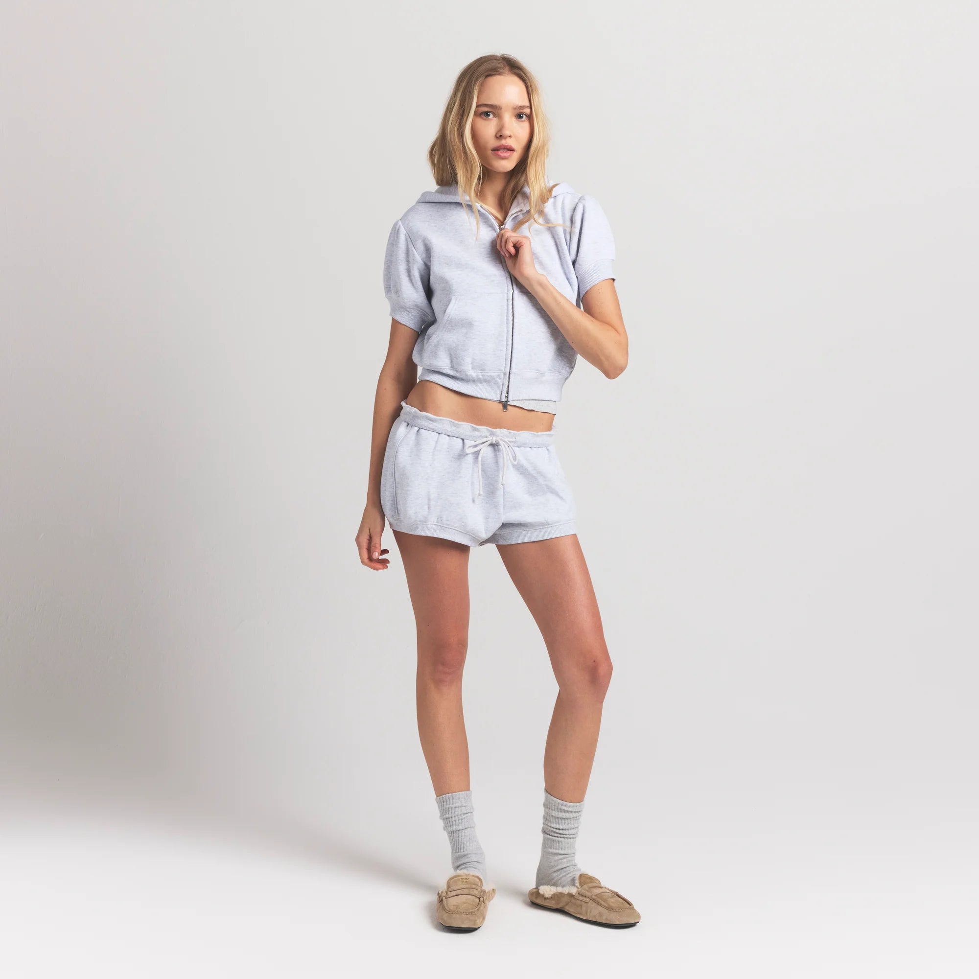 COTTON FLEECE BUBBLE SLEEVE CROPPED ZIP UP | LIGHT HEATHER GREY ON A MODEL FRONT VIEW S | FOCUS: 0.0, 1.0, 0.9
