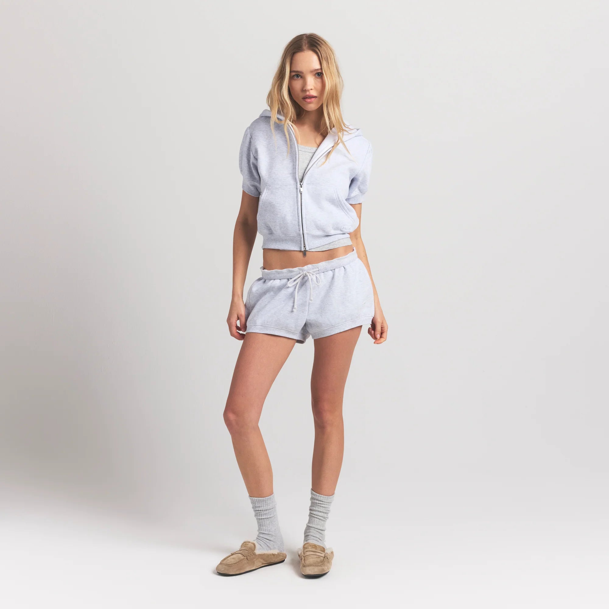 COTTON FLEECE BUBBLE SLEEVE CROPPED ZIP UP | LIGHT HEATHER GREY ON A MODEL FRONT VIEW S | FOCUS: 0.0, 1.0, 0.9