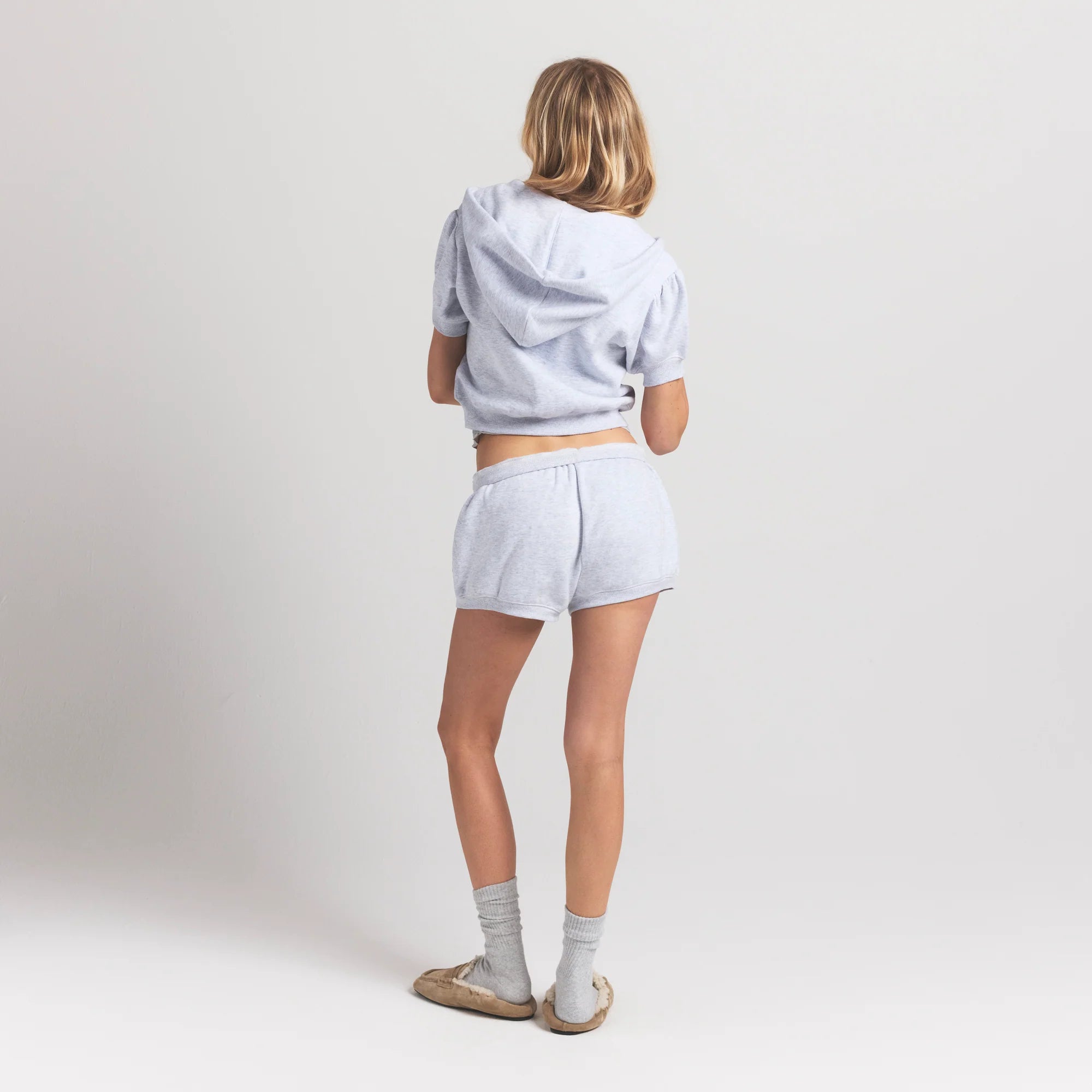 COTTON FLEECE BUBBLE SLEEVE CROPPED ZIP UP | LIGHT HEATHER GREY ON A MODEL BACK VIEW S | FOCUS: 0.0, 1.0, 0.9