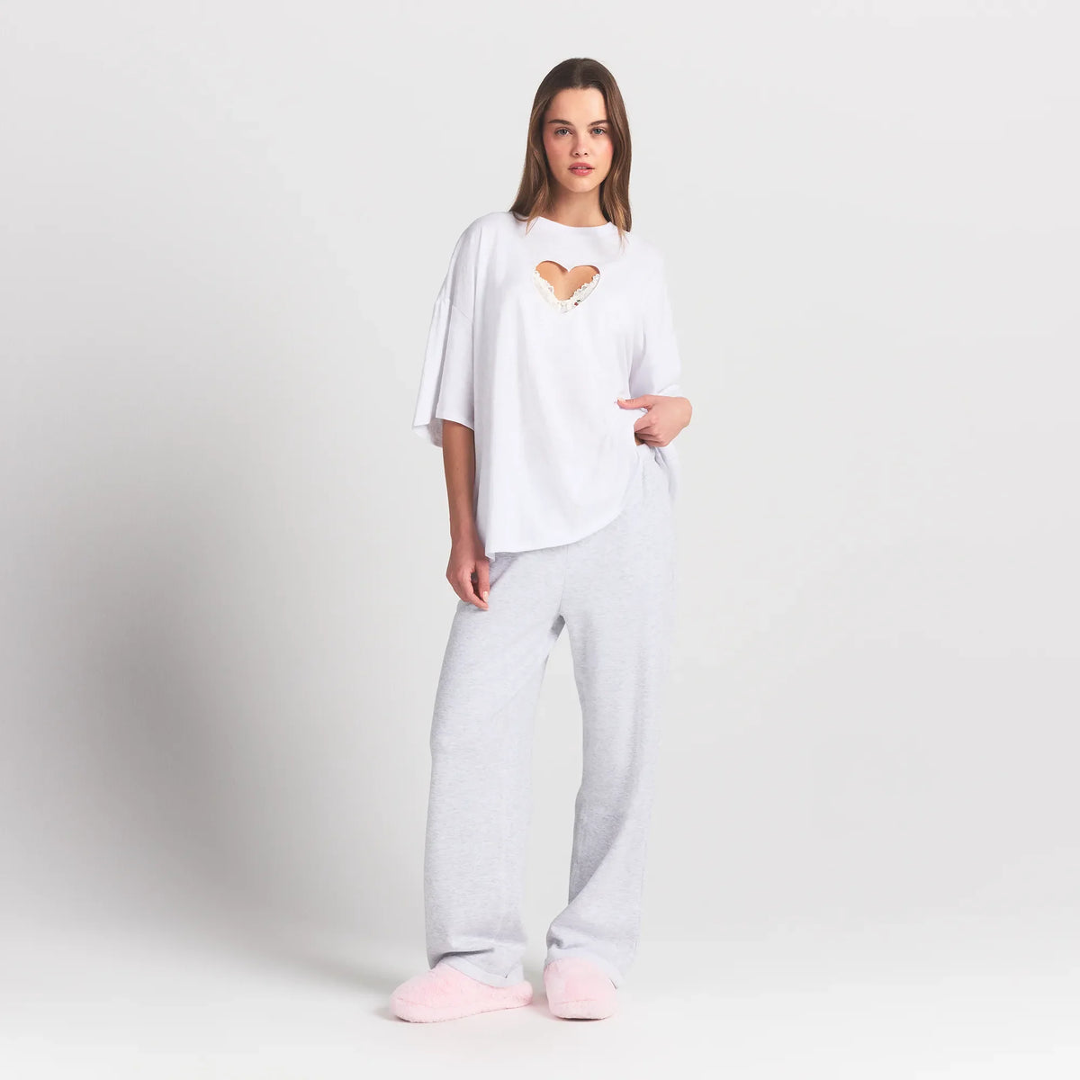 WORN IN JERSEY OVERSIZED HEART T-SHIRT | SNOW ON A MODEL FRONT VIEW @ | FOCUS: 0.0, 1.0, 0.9