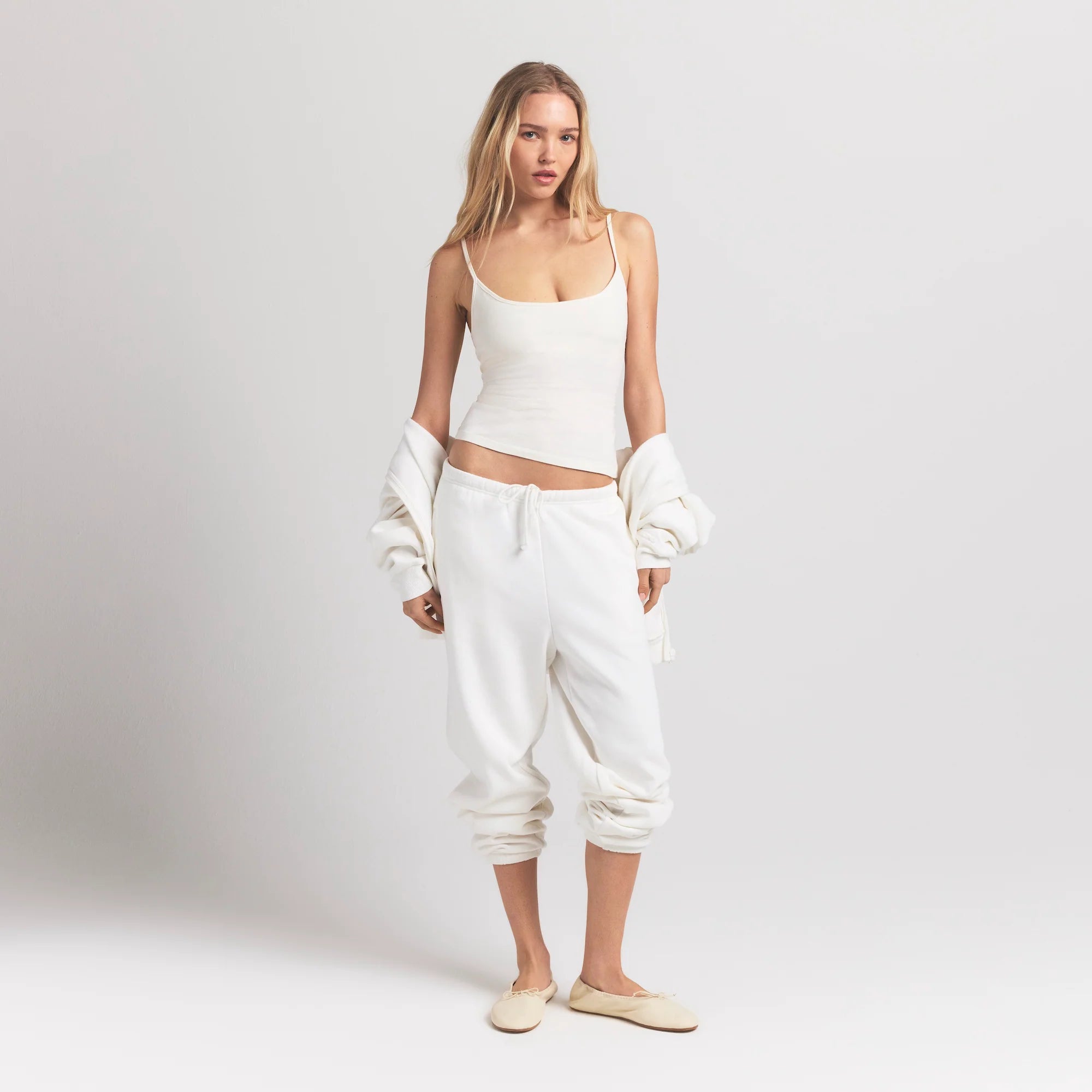 COTTON JERSEY SCOOP NECK CAMI | MARBLE ON A MODEL FRONT VIEW S | FOCUS: 0.0, 1.0, 0.9