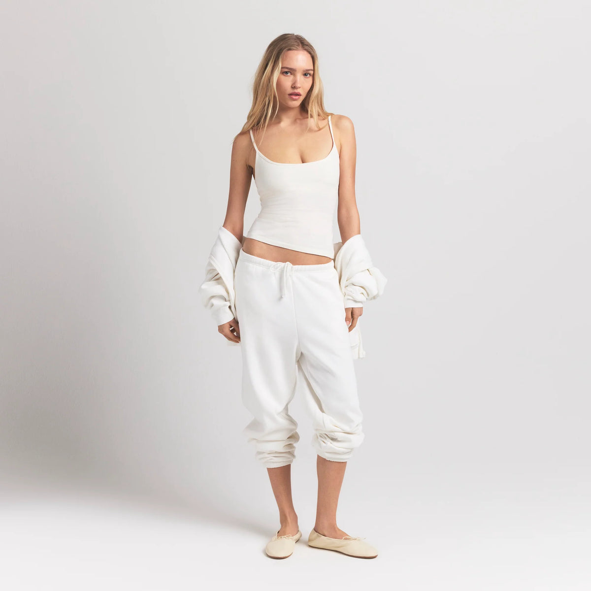 COTTON JERSEY SCOOP NECK CAMI | MARBLE ON A MODEL FRONT VIEW S | FOCUS: 0.0, 1.0, 0.9