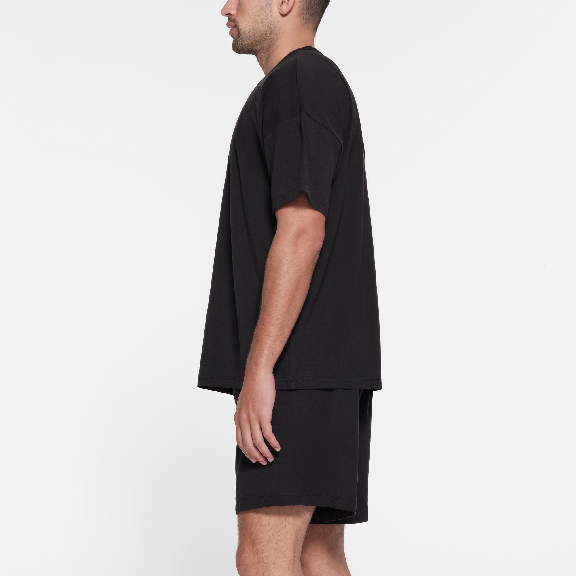 JERSEY LOUNGE MENS RELAXED T-SHIRT | OBSIDIAN ON A MODEL SIDE VIEW