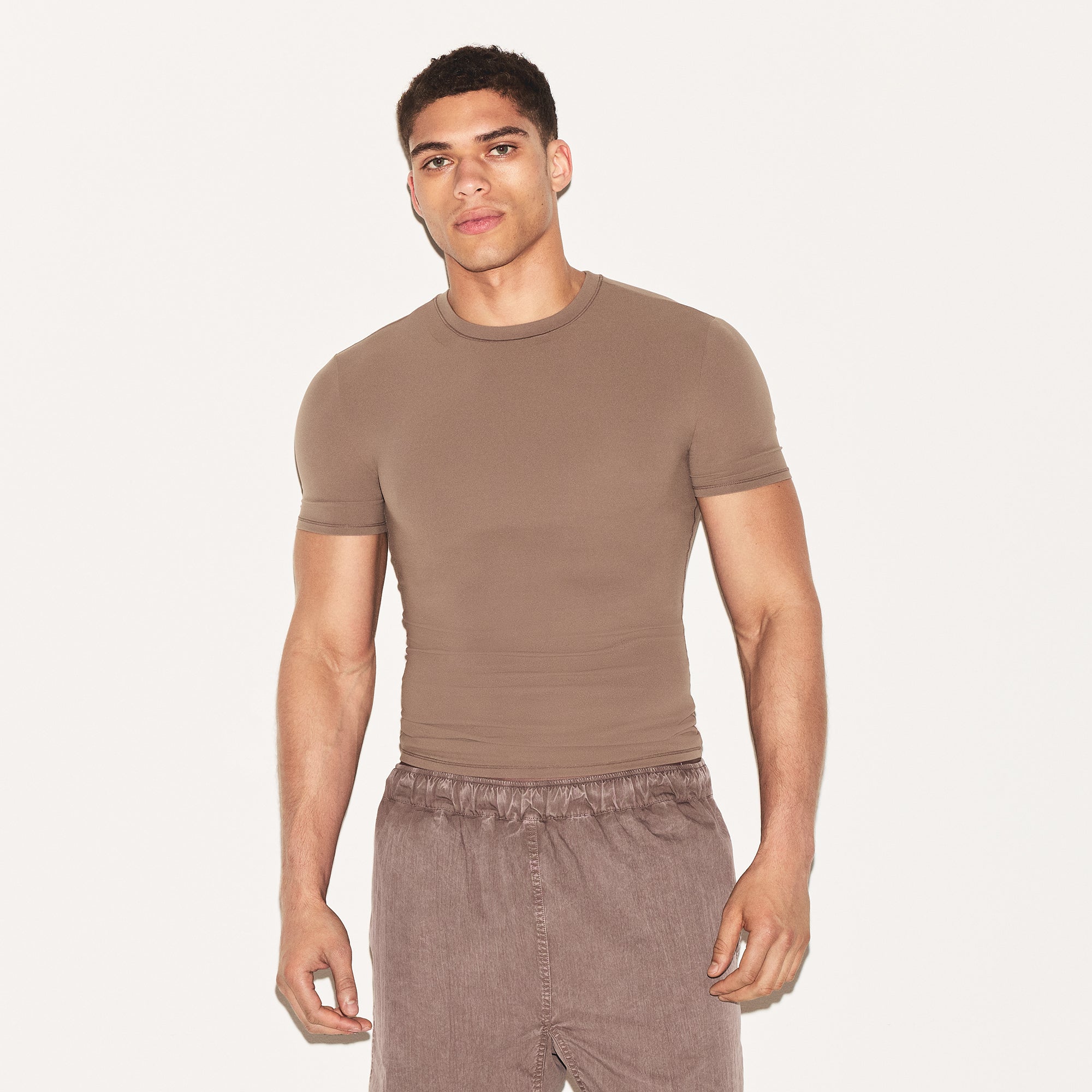 FITS EVERYBODY MENS SLIM T-SHIRT | UMBER ON A MODEL FRONT VIEW | FOCUS: 0.0, 1.0, 0.9