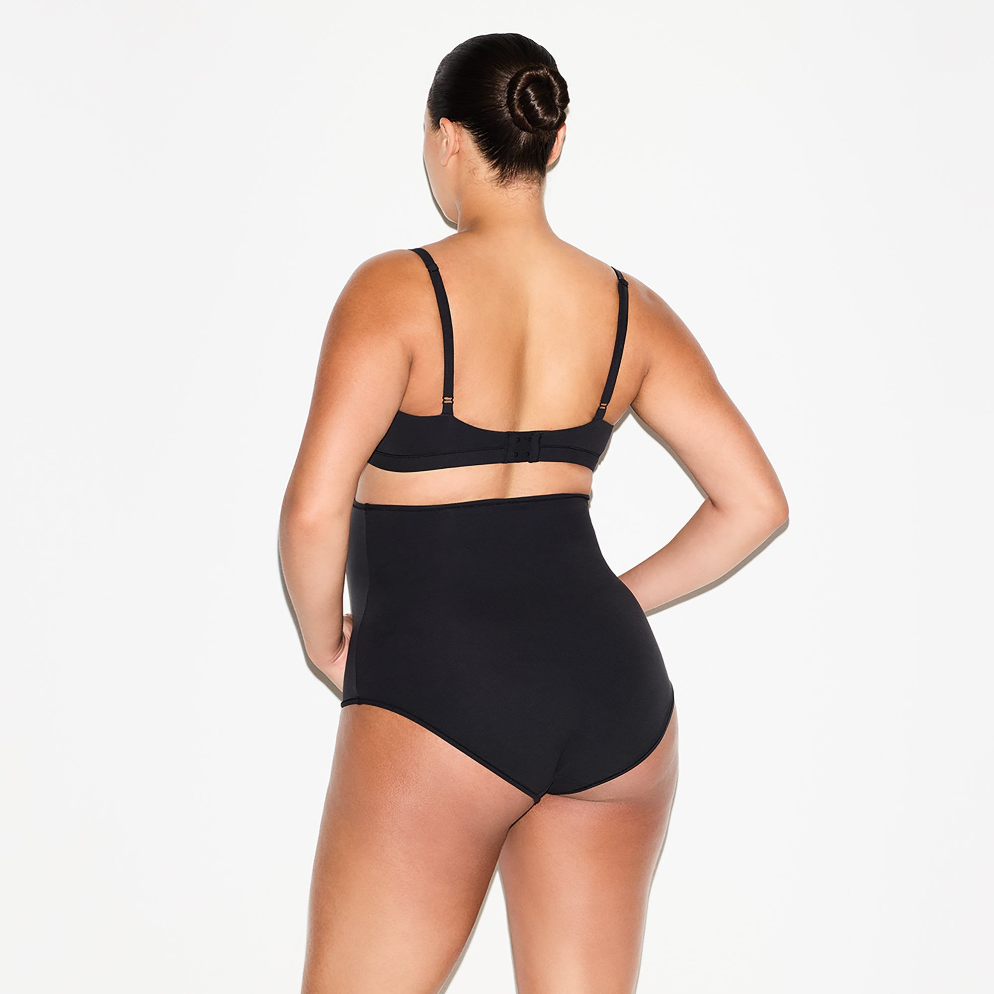 FITS EVERYBODY MATERNITY HIGH-WAISTED BRIEF 5-PACK | ONYX ON A MODEL BACK VIEW @ | FOCUS: 0.0, 1.0, 0.9