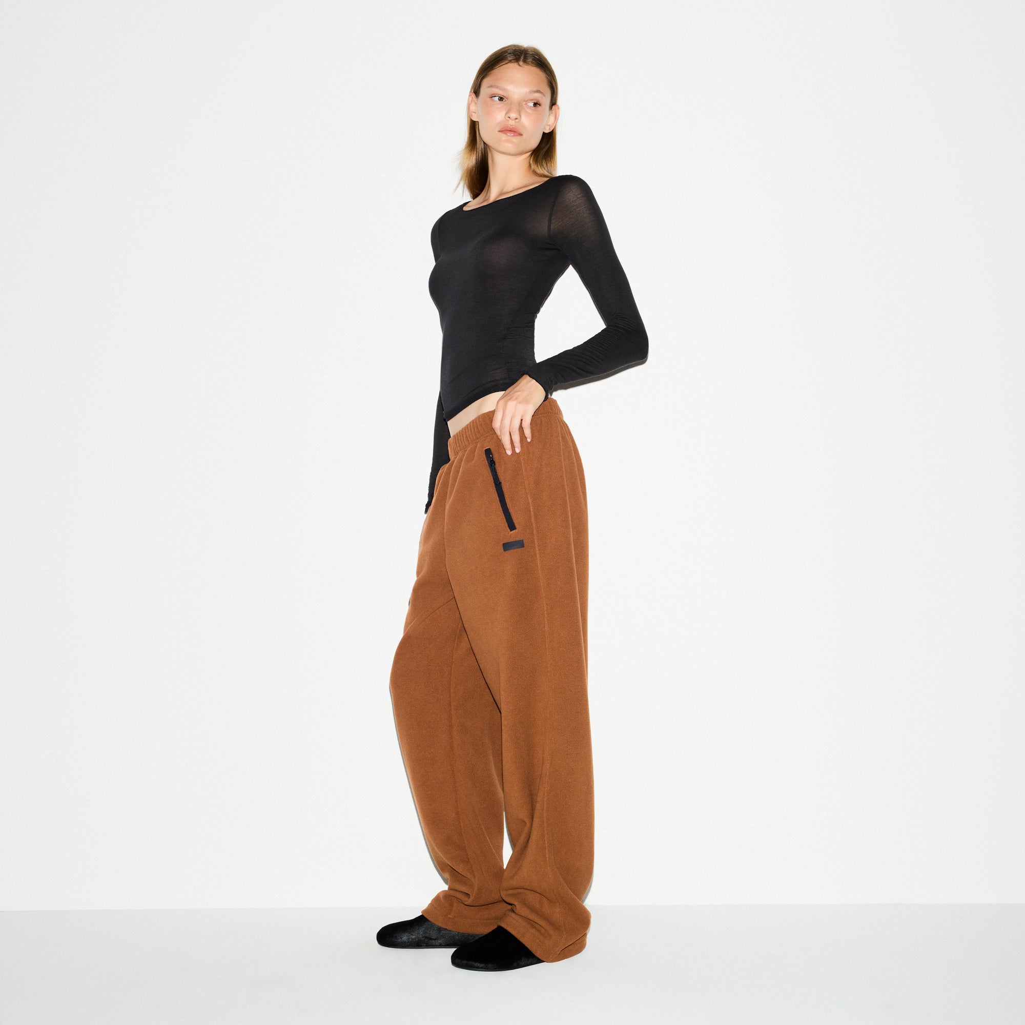 OUTDOOR FLEECE STRAIGHT LEG PANT | CHAI ON A MODEL SIDE VIEW @ | FOCUS: 0.0, 1.0, 0.9